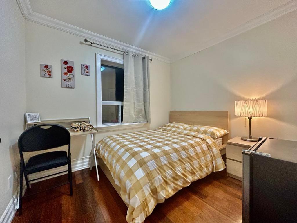 多伦多Toronto Uptown 3的一间卧室配有一张床、一张书桌和一个窗户。