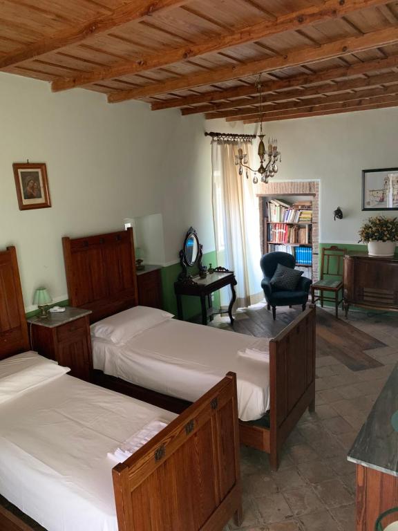 托尔法Palazzetto Pergi的一间卧室配有两张床和一把椅子。
