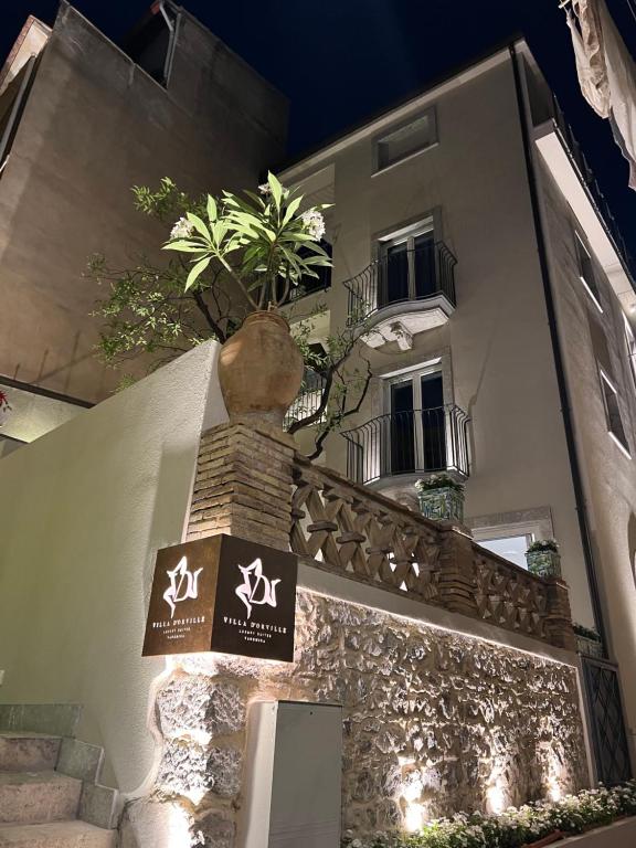 陶尔米纳Villa D'Orville luxury suites Taormina的建筑的侧面有标志