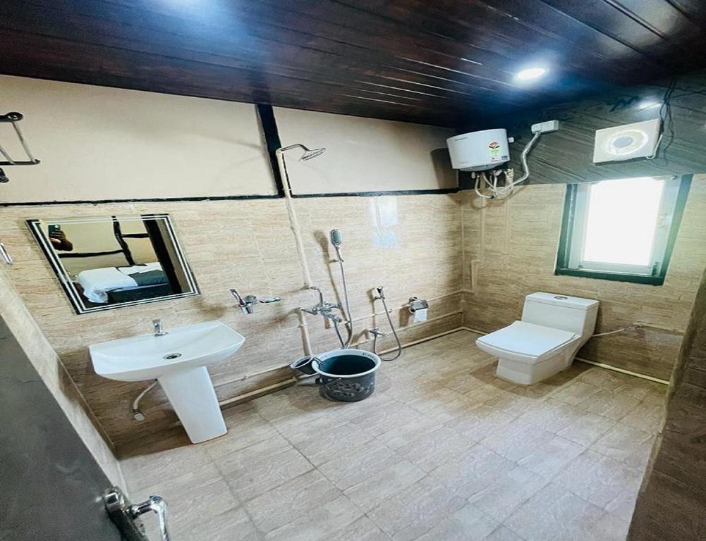 Jyoti GaonDaosri The Inn的一间带水槽、卫生间和镜子的浴室
