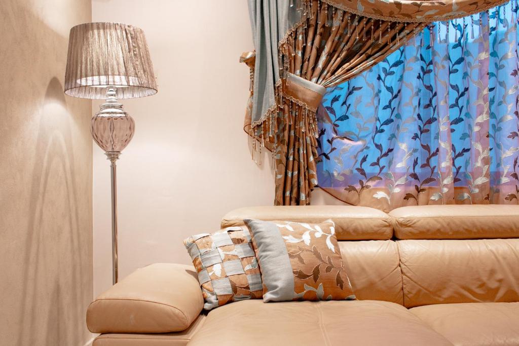 比尔基卡拉Sunflower的带沙发和窗户的客厅