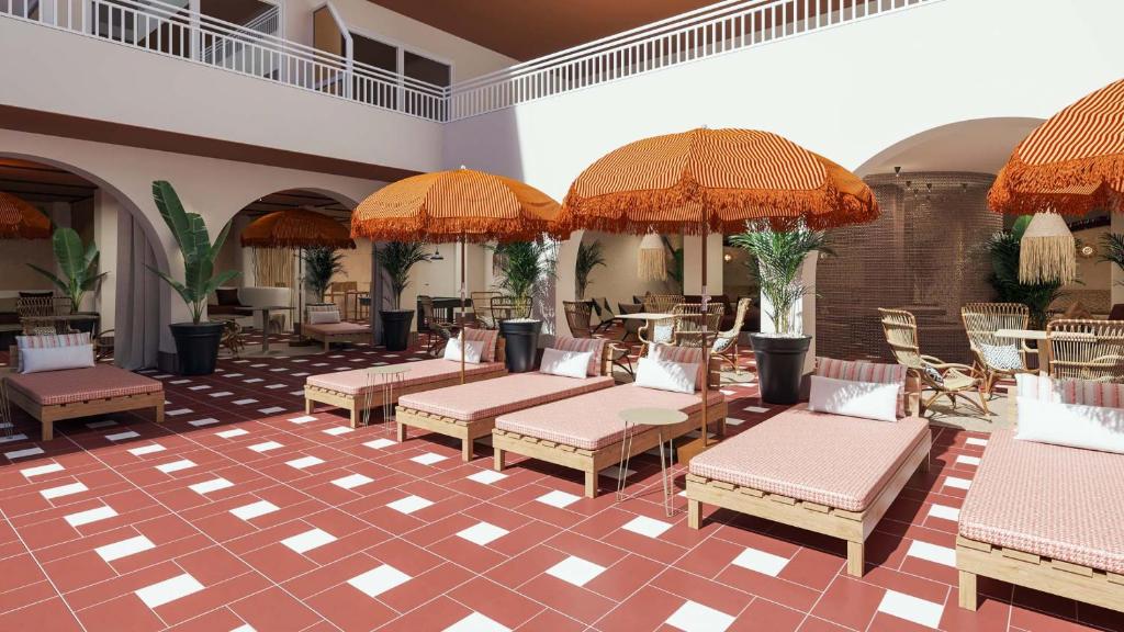 埃尔阿雷纳尔tent Bahia de Palma的大堂设有桌椅和遮阳伞。