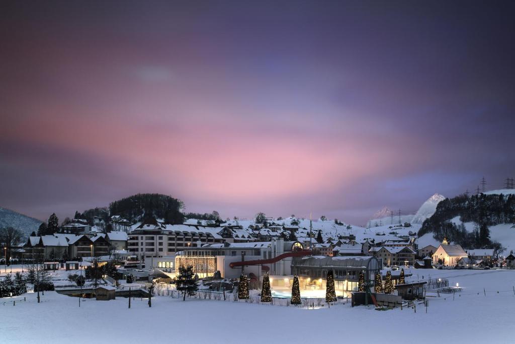 莫尔沙赫瑞士度假公园酒店的夜晚下雪的小镇
