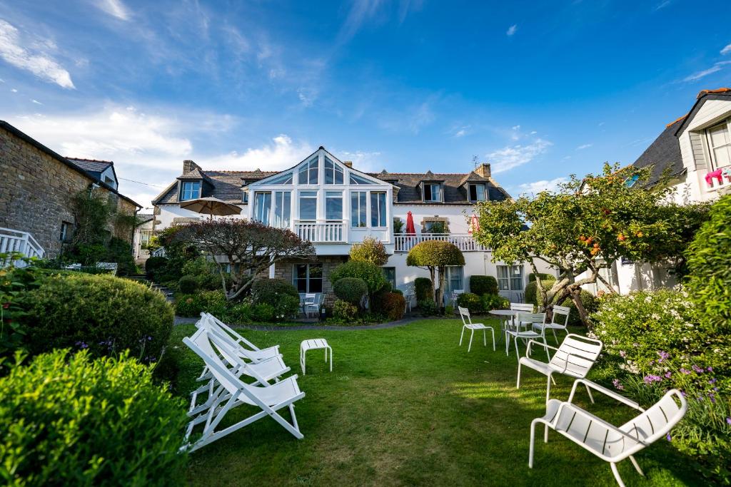 滨海拉特里尼泰戈斯贝小屋酒店的一个带白色椅子的院子和房子