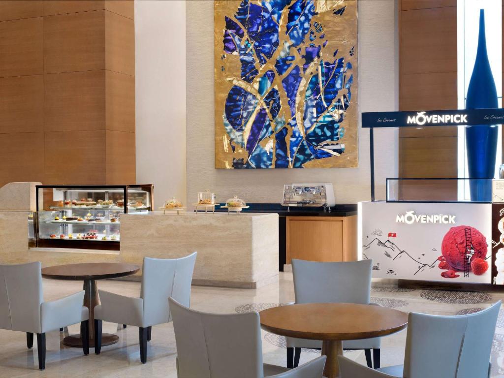 朱美拉海滩瑞享酒店餐厅或其他用餐的地方