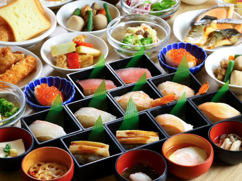 东京多美迎东京八丁堀酒店的桌子上放着各种食物的碗