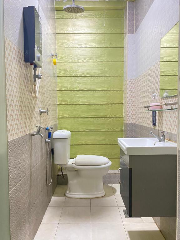 TumpatSuza Hostel的一间带卫生间和水槽的浴室