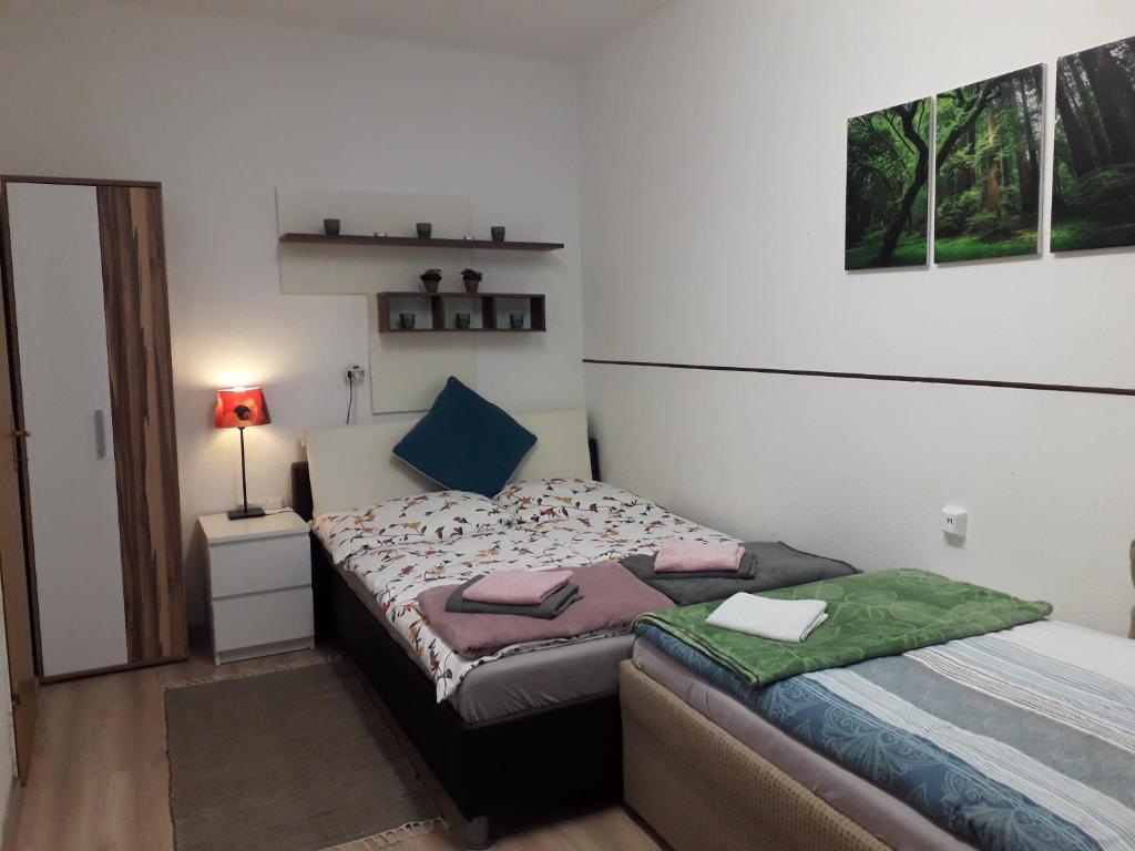 施泰尔Apartment im Zentrum Steyr, 2 Betten BESTROOMS eU的一间小卧室,配有床和床头柜