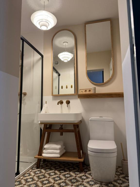 波兹南URBAN Penthouse FREE parking i rowery的一间带水槽、卫生间和镜子的浴室