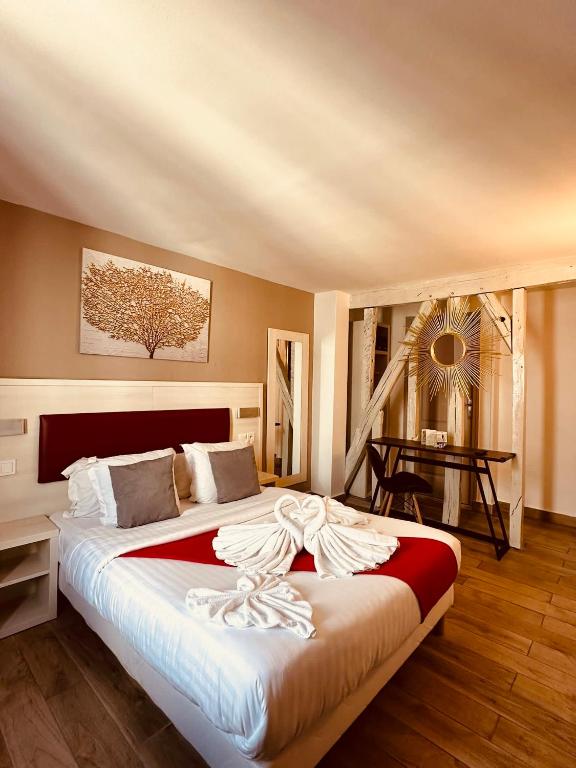 巴黎拉法叶特庭院剧场酒店的一间卧室配有一张大床和一张桌子