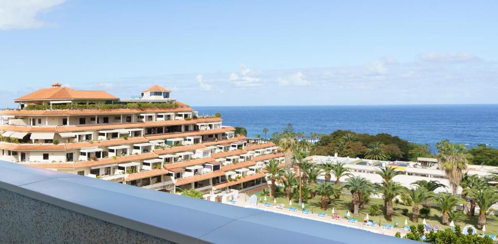 拉克鲁斯Alua Tenerife的享有酒店及大海的景色