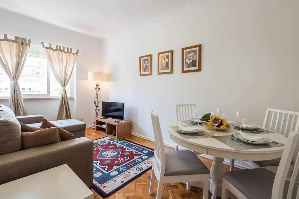 奥迪韦拉什Apart Lisboa confortavel 2 quartos com terraço的一间带桌子的客厅和一间餐厅