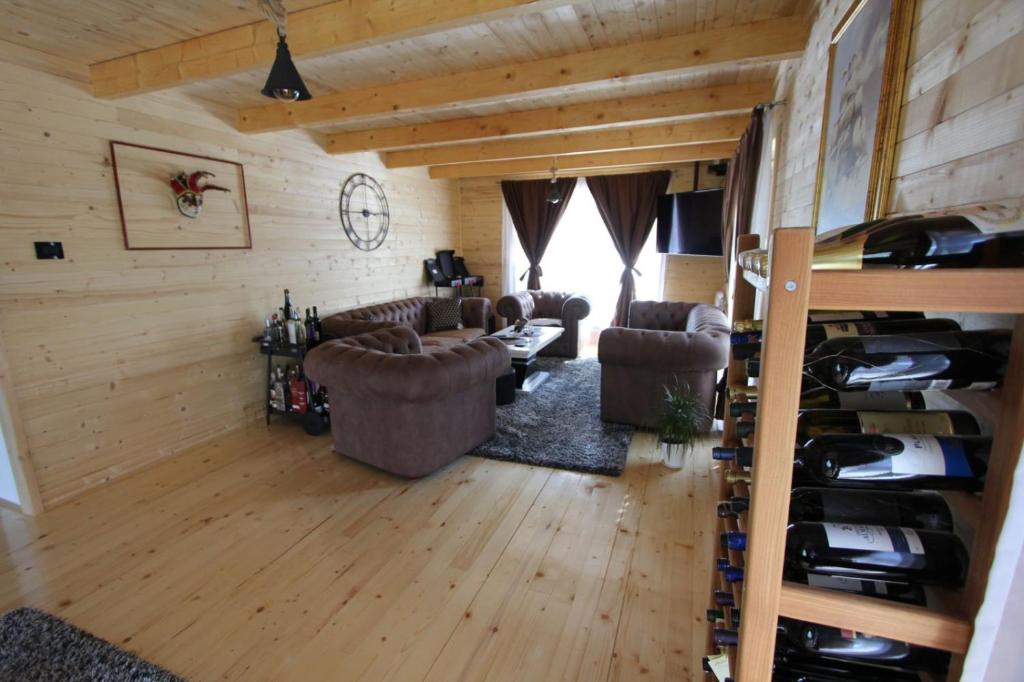 贝拉内Holiday house - Berane的带沙发的客厅和酒窖。
