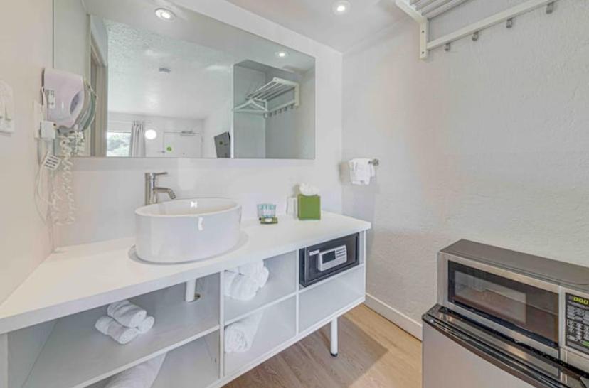 基西米Beautiful Room Near Disney/Universal & I-Drive的白色的浴室设有水槽和镜子