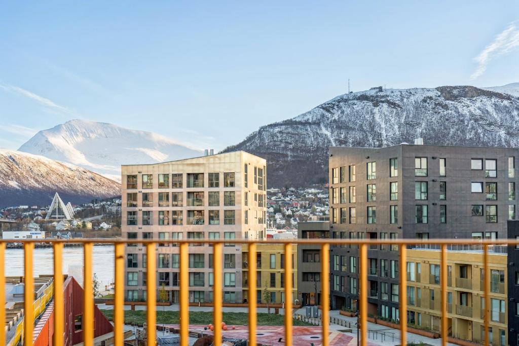 特罗姆瑟TotalApartments Vervet Gjøa, brand new apartments的享有背景的山景建筑的景致