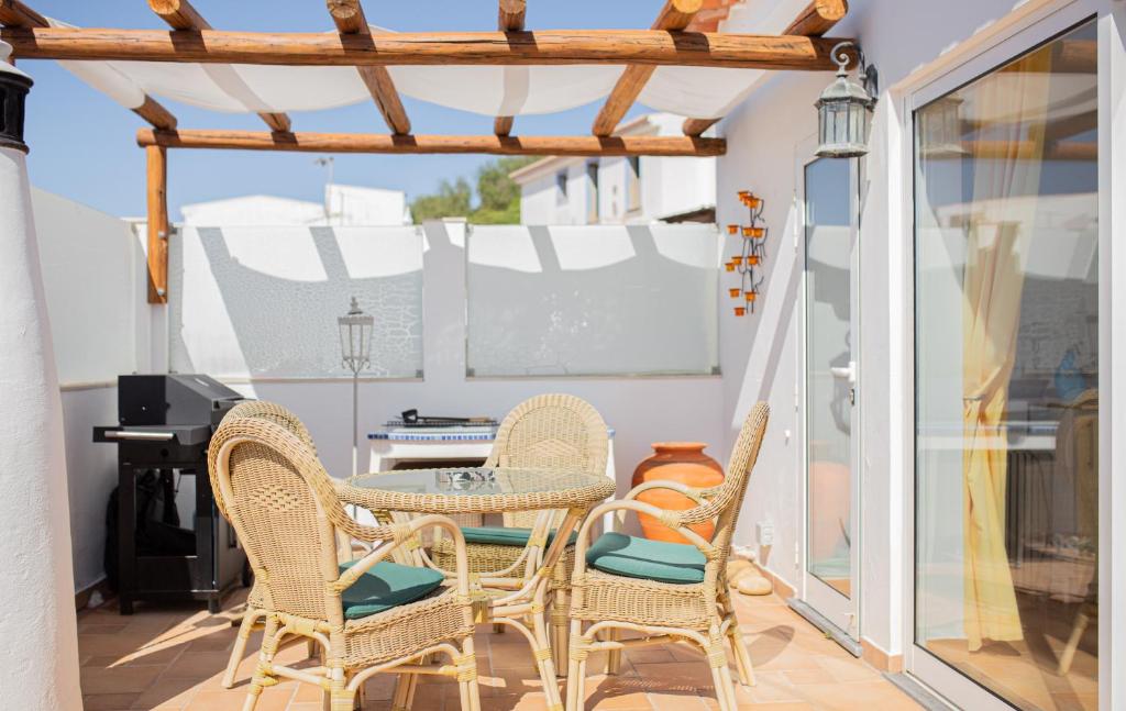 塞勒玛Casa Pedro in Salema - Oceanview & beach的阳台的天井配有桌椅