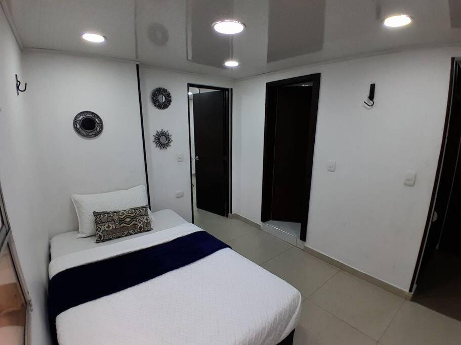 波哥大Apartamento Grupal, Chapinero的小房间设有床和2个窗户