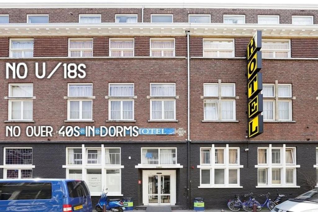 阿姆斯特丹阿姆斯特丹汉斯布林克旅馆的砖砌建筑,上面有新式标志
