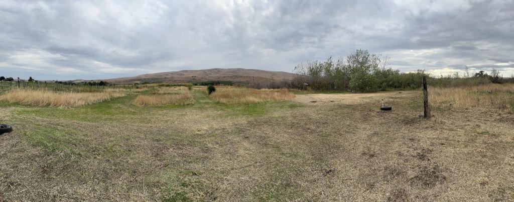 NachesInfidel Acres Motorcycle tent spaces.的背景中有一个空的山地