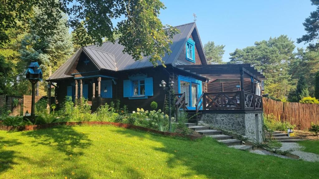 Janówek PierwszyNiezapominajka的蓝色的房子,前面有院子