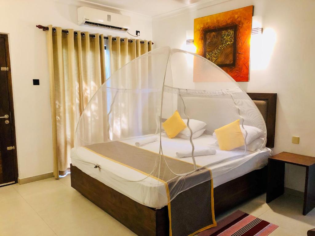 丹不拉丹布拉石拱门住宿加早餐旅馆的一间卧室配有一张带蚊帐的床