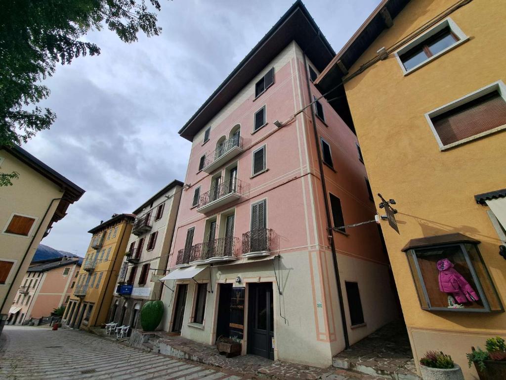 蓬泰迪莱尼奥GRAYNITE-Old Village Apartment的街道边的粉红色建筑