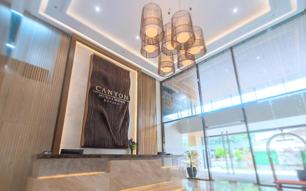 长滩岛Canyon Hotels & Resorts Boracay的大楼内带有大标志的大堂