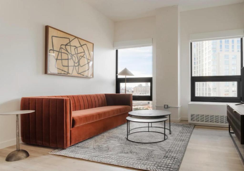 纽约Amazing 4 Bedroom Apartment In Chambers Street的客厅配有沙发和桌子