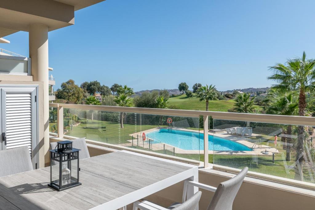 卡拉德米哈斯Luxury & Comfort breathtaking views - La Cala Golf的一个带桌椅的阳台和一个游泳池