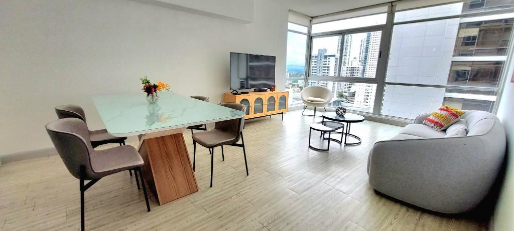巴拿马城Fascinating Apartment City Center - PH Quartier Atlapa的客厅配有桌子和沙发