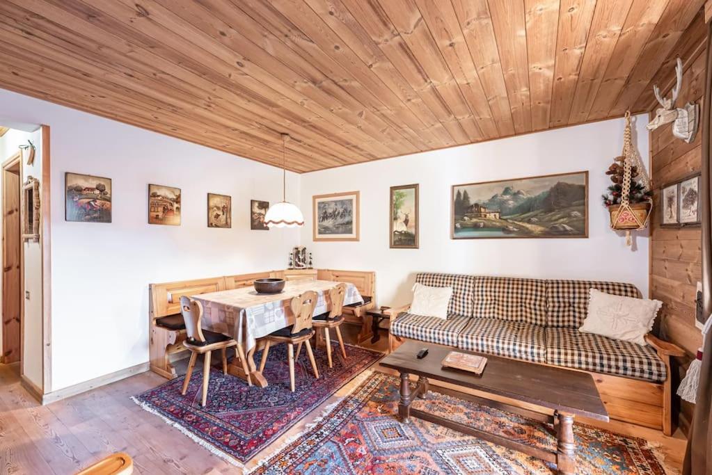 科瓦拉因巴迪亚Chalet Sassongher II的客厅配有桌子和沙发