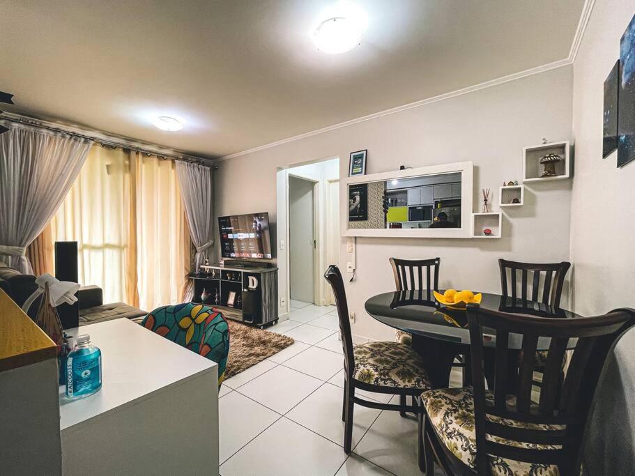 巴西利亚Apartamento super agradável! Perto de tudo em Águas Claras的厨房以及带桌椅的起居室。