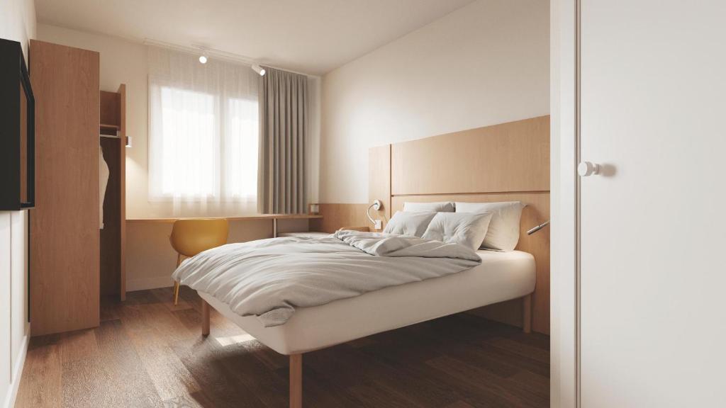 凯尔采B&B HOTEL Kielce Centrum的卧室配有白色的床和窗户