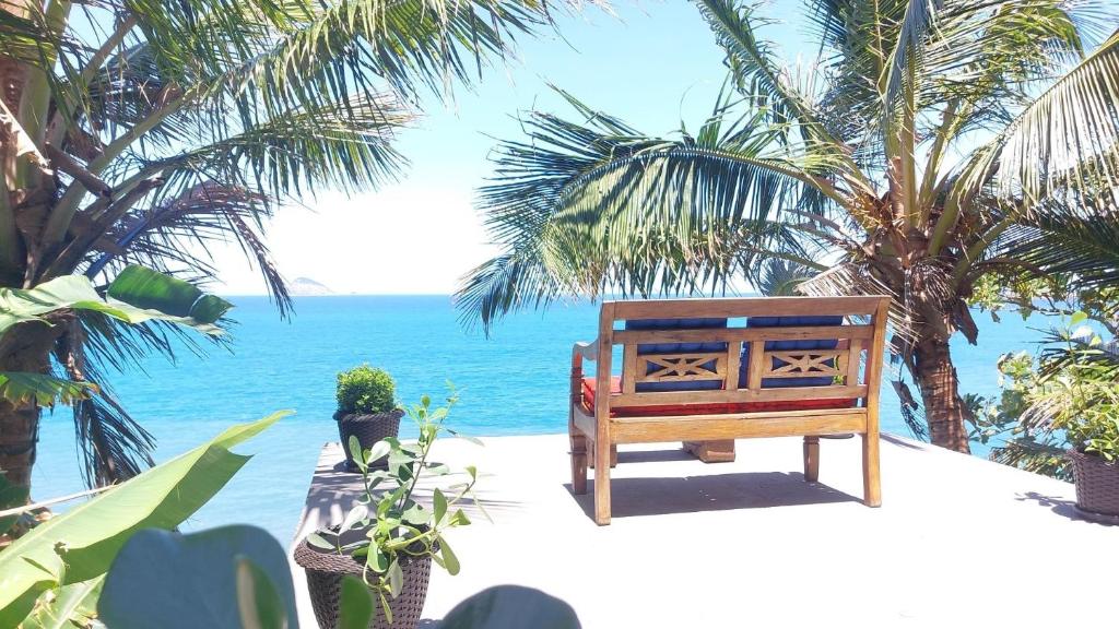 里约热内卢Lofts da Monica的海滩上的椅子,背景是大海