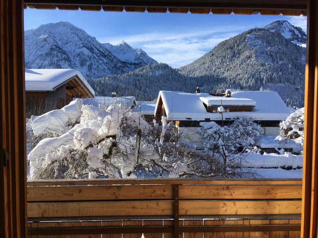 巴特欣德朗Haus Sonnenruh的窗户享有雪覆盖的山脉美景。