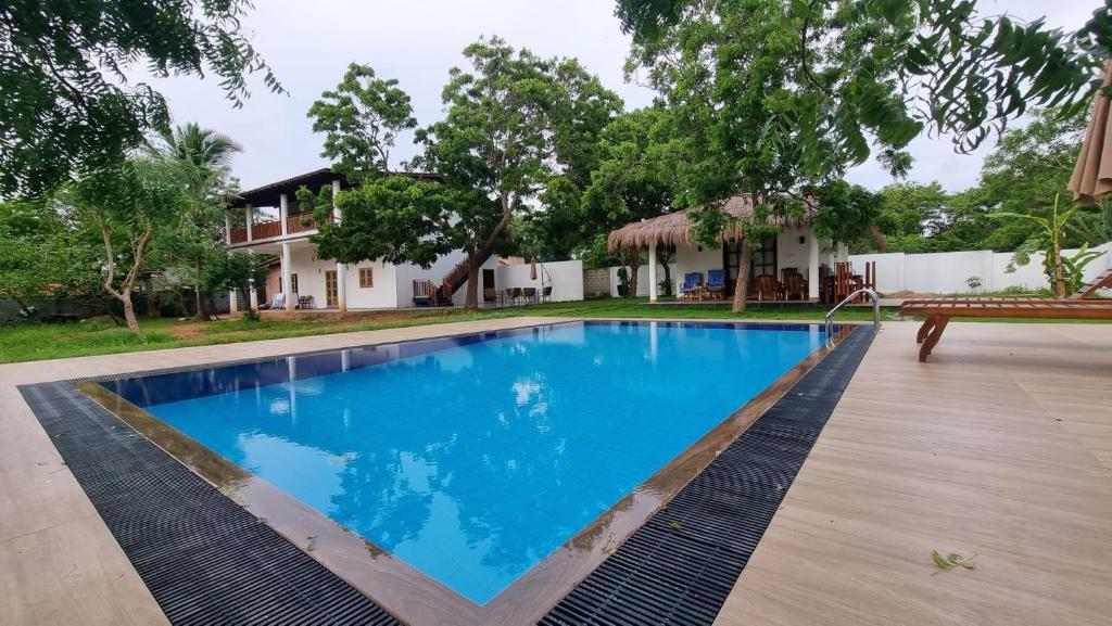 基林德Kirinda Heaven - Yala的房屋前带长凳的游泳池