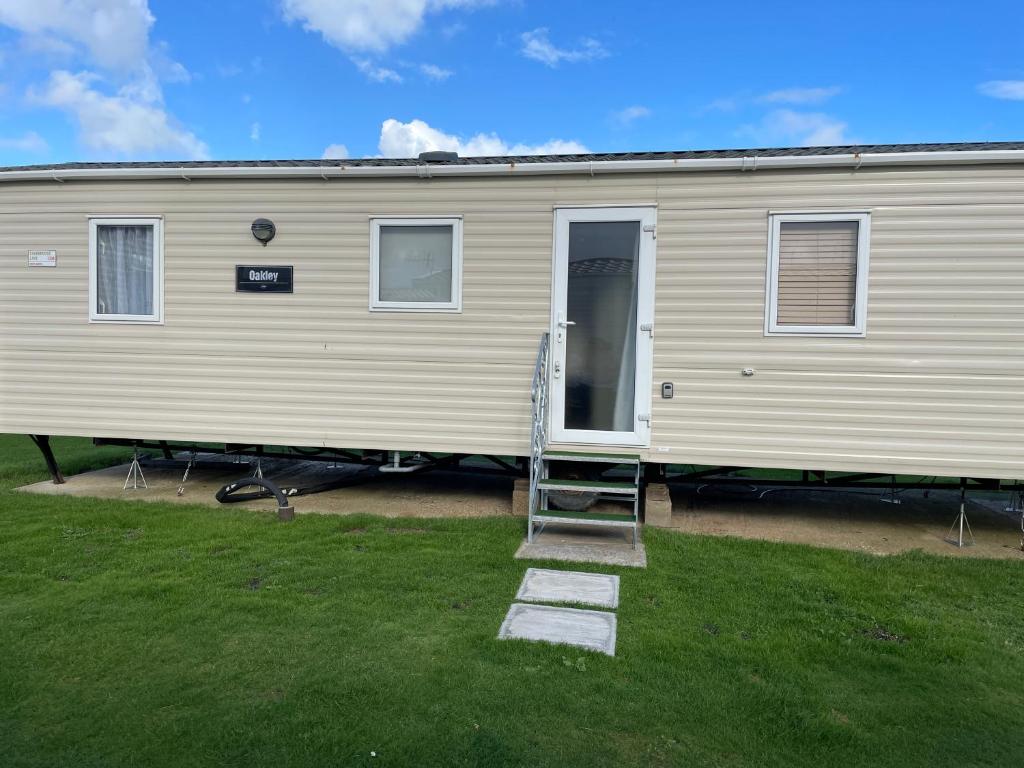 塞尔西8 Berth family caravan Selsey West Sussex的移动房屋设有通往门的楼梯