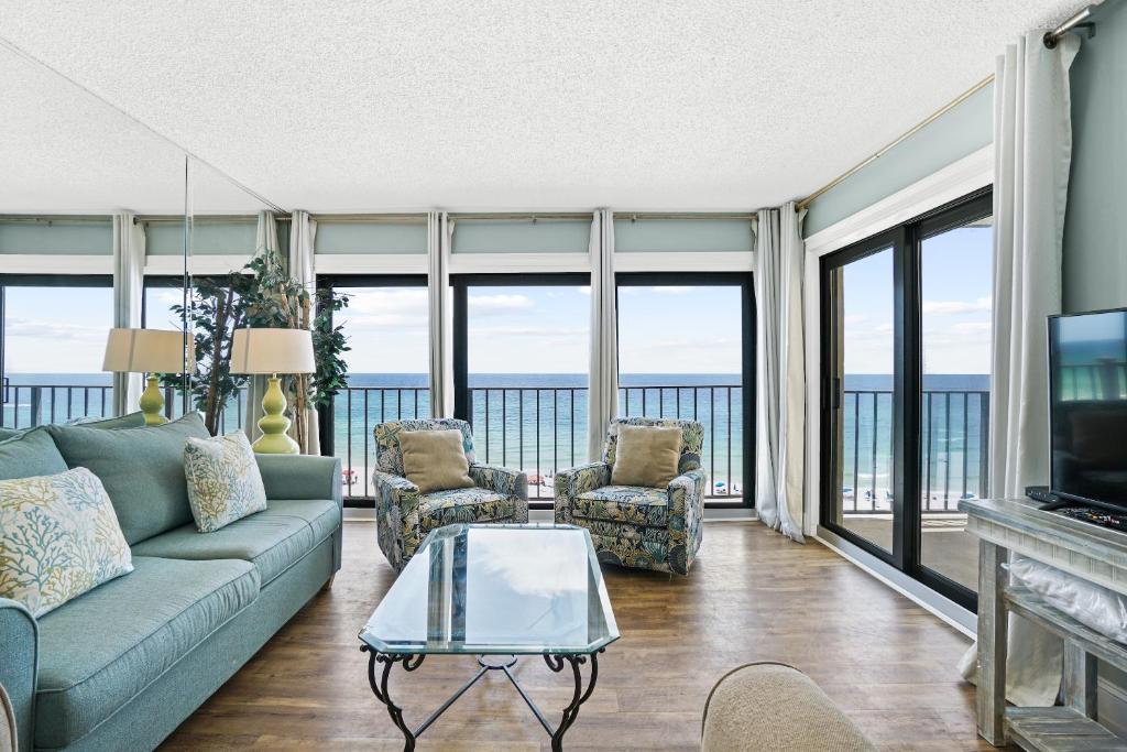 巴拿马城海滩Moondrifter Beach Resort by Panhandle Getaways的带沙发、椅子和窗户的客厅