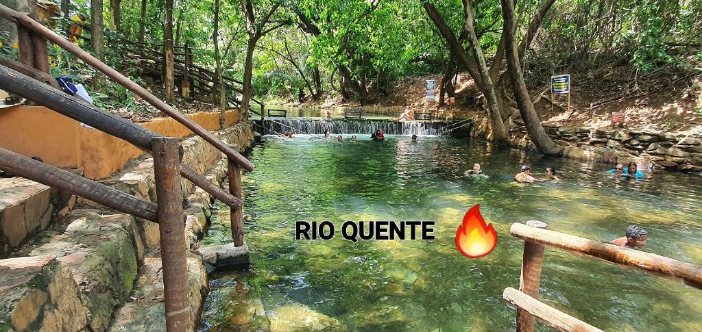 热河市Rio Quente GO Apto 7 Pessoas 2 Qtos的游泳池,有水中的人