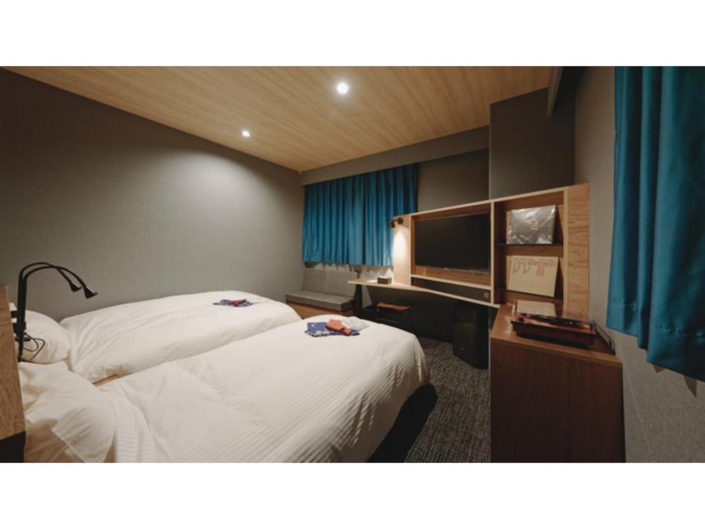 松山dogo hakuro - Vacation STAY 80204v的酒店客房设有两张床和电视。