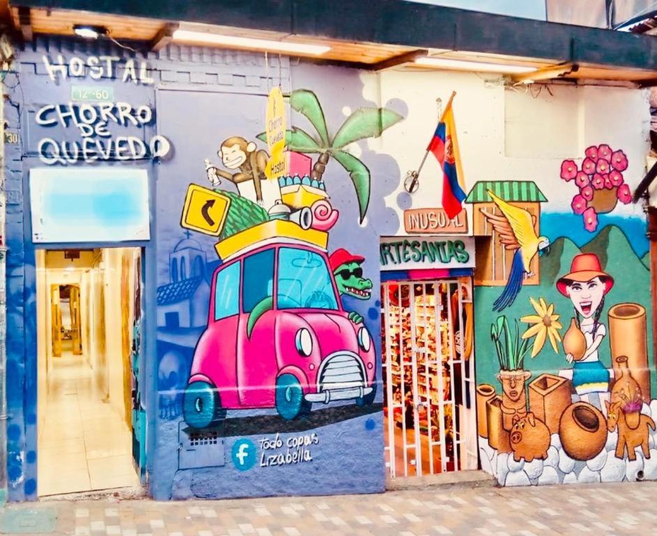 波哥大Hostal Chorro De Quevedo的建筑物一侧汽车的壁画