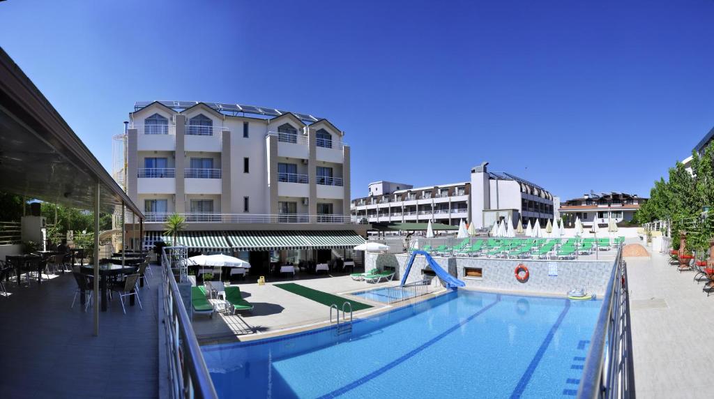 凯麦尔呃卡尔度假酒店的大楼前带滑梯的游泳池