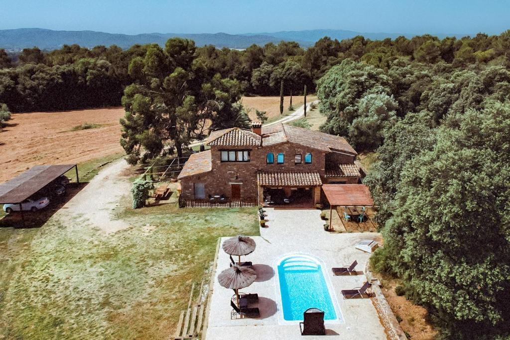 佩拉托拉达Mas Valoria的享有带游泳池的房屋的空中景致