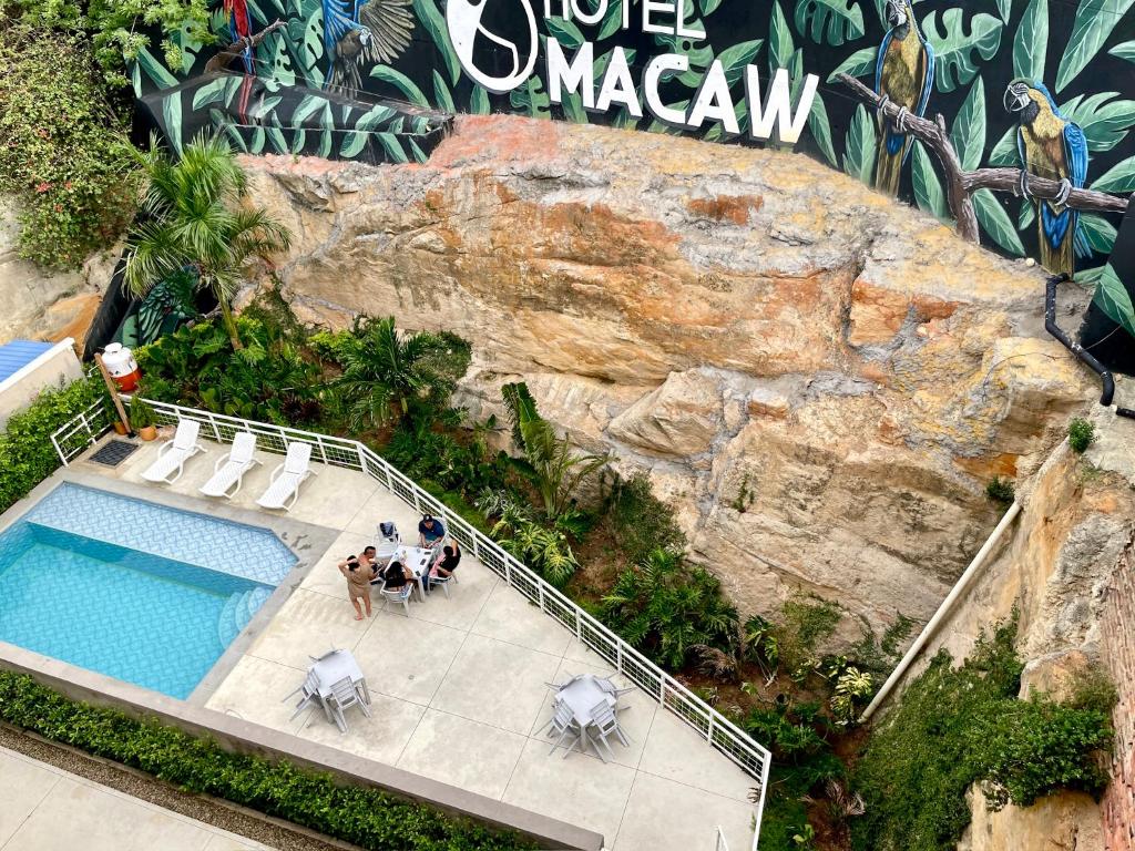 库库塔Hotel Macaw Cúcuta的享有一个宁静度假胜地的游泳池的顶部景致