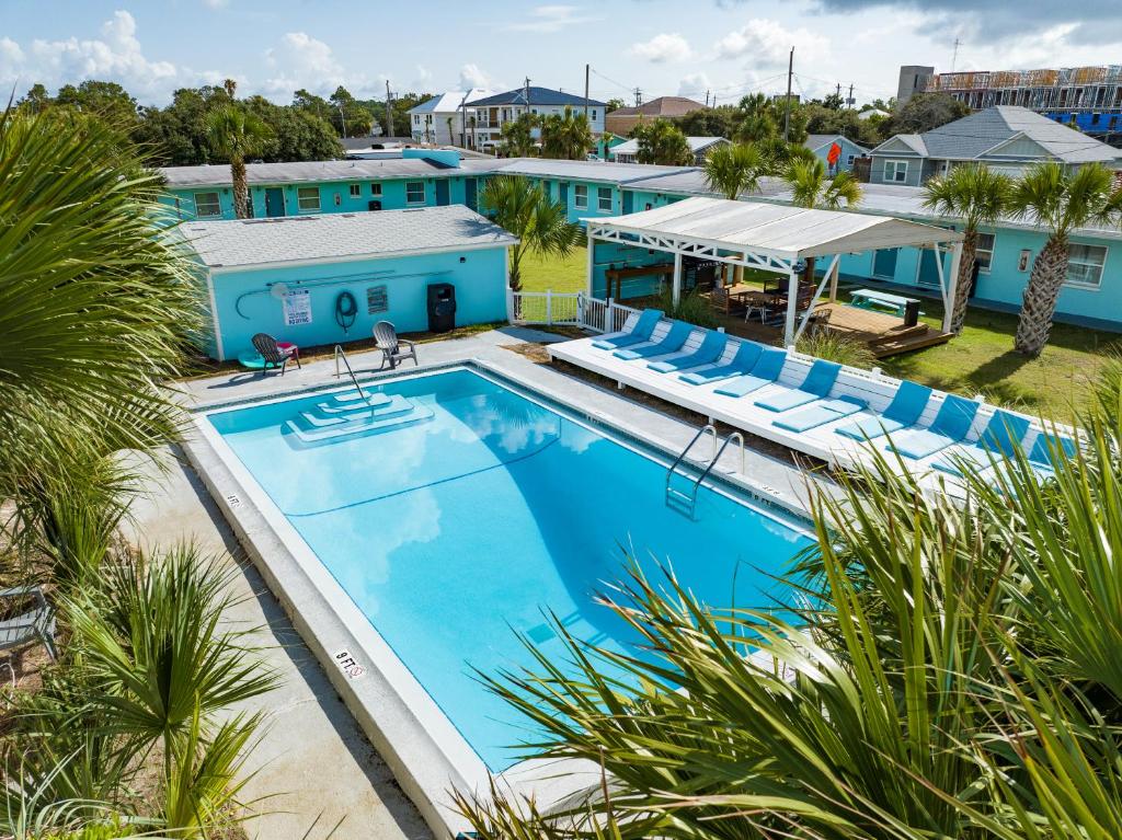 巴拿马城海滩Bahama Breeze Suites的享有度假村游泳池的顶部景致