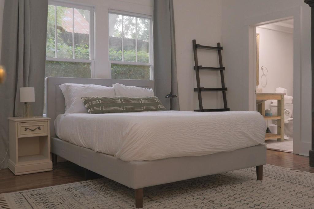 拉斐特Clinton House - Master的一间卧室设有一张大床和一个窗户。
