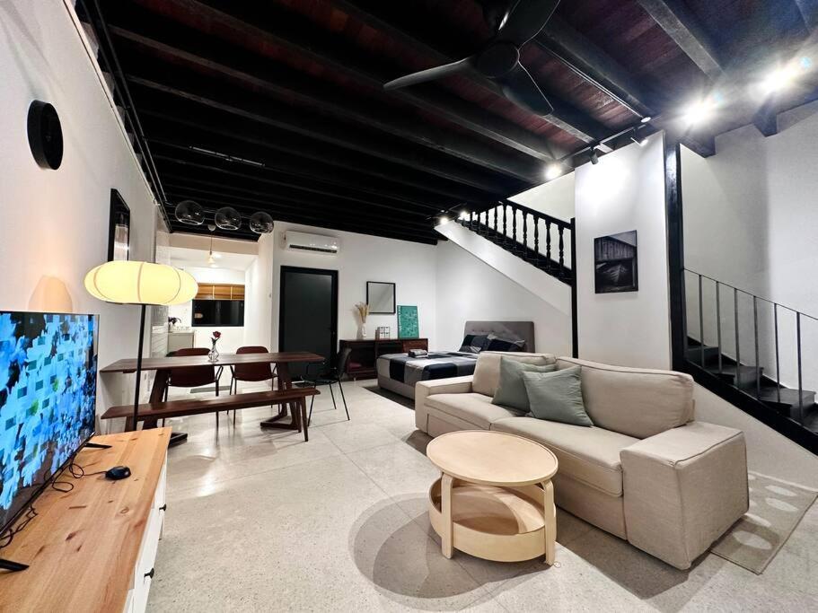 乔治市(New) Fettes Villa for 20Pax @CentralPenang/Gurney的带沙发和电视的客厅