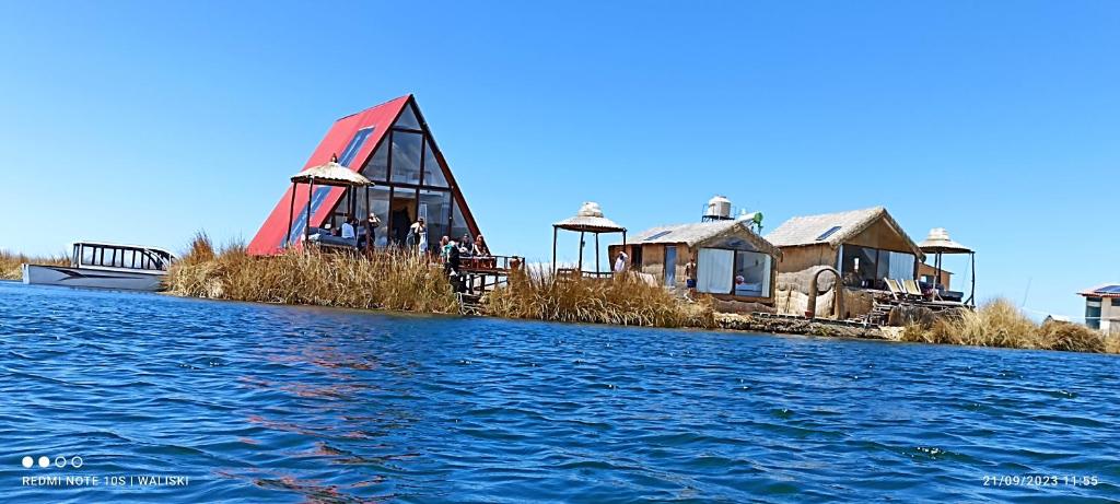 普诺Uros Waliski Lodge的水中岛上的一群房子