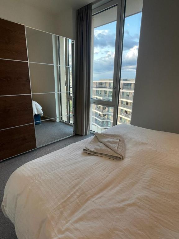 伦敦Luxury en-suite room Olympic Village in shared apartment的酒店客房设有一张床和一个大窗户