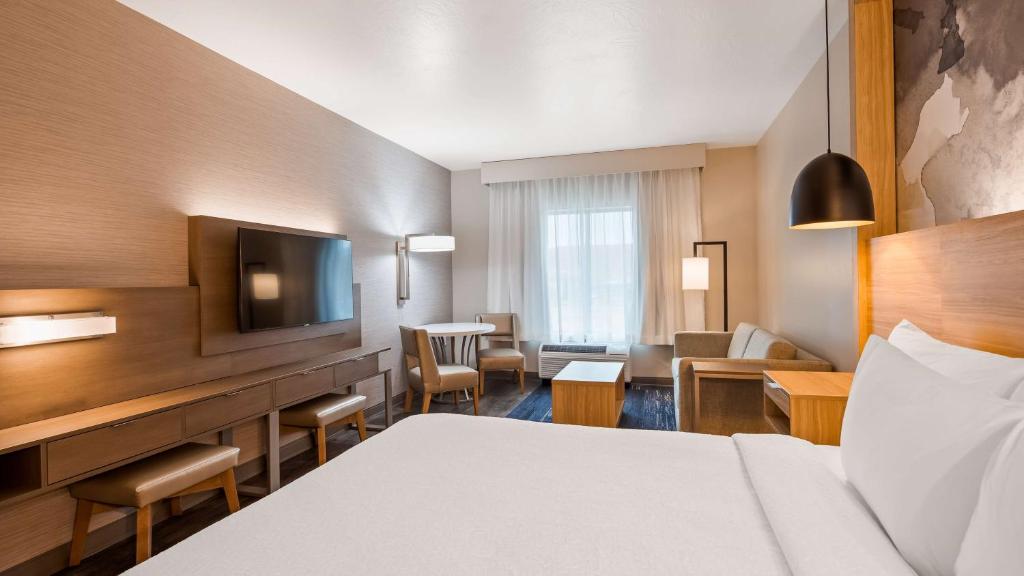 华盛顿Best Western Plus Settlers Point的酒店客房,配有床和电视